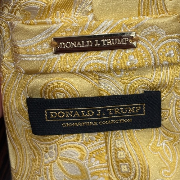 Donald J. Trump Signature Collection Tie Gold Scroll Paisley 100% Silk 61" - Picture 3 of 5